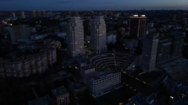 İnsansız hava aracından Dinyeper 'e güzel bir manzara. Sokakları ve binaları gökyüzünün arka planında..