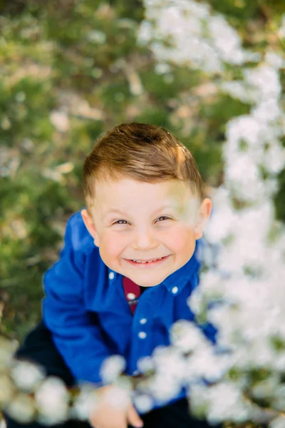 Retrato Menino Feliz Contra Fundo Jardim Primavera Florescendo — Fotografia de Stock