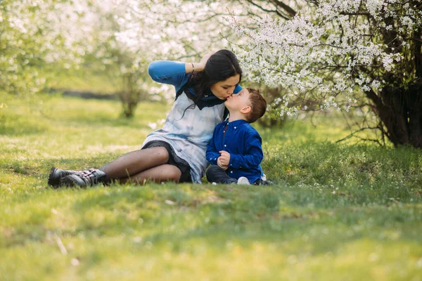 Glückliche Mutter Und Sohn Sitzen Ruhen Und Küssen Sich Grünen — Stockfoto
