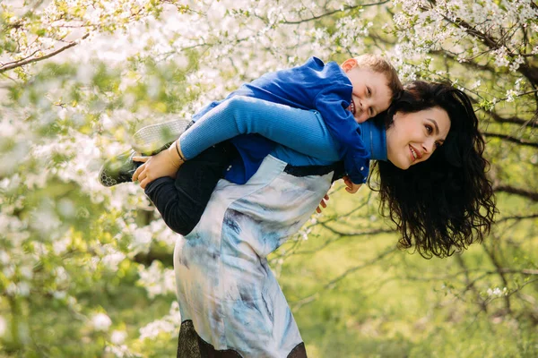 Mutlu Anne Oğul Oynuyorlar Güneşli Açıklıkta Baharın Çiçek Açan Bahçesinin — Stok fotoğraf