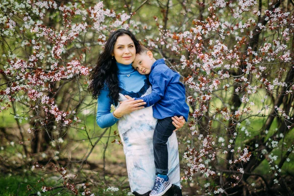 Mãe Filho Felizes Durante Passeio Jardim Primavera Florescendo — Fotografia de Stock