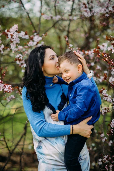 Glückliche Mutter Und Sohn Beim Spaziergang Blühenden Frühlingsgarten — Stockfoto