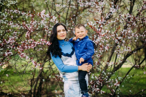 Glückliche Mutter Und Sohn Beim Spaziergang Blühenden Frühlingsgarten — Stockfoto