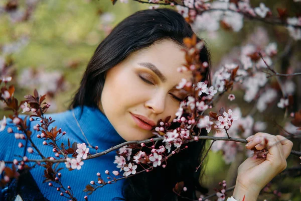 정원에 살구나무의 꽃가루 사이에 여자의 — 스톡 사진