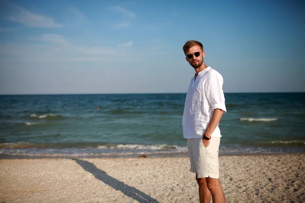 Hombre Joven Gafas Sol Encuentra Playa Sobre Fondo Del Mar — Foto de Stock