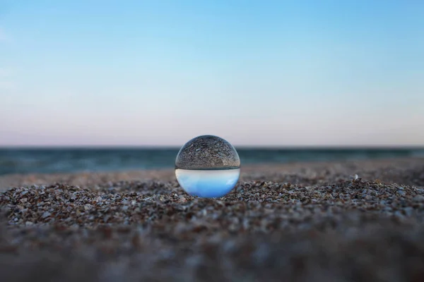 透过水晶球看到大海 天空和地平线 光学错觉的影响 — 图库照片