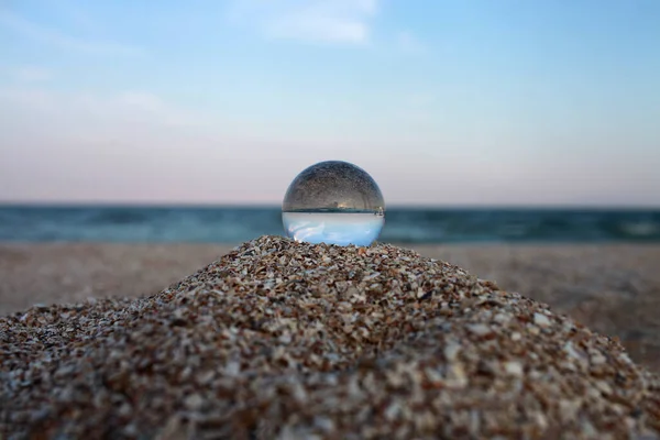 透过水晶球看到大海 天空和地平线 光学错觉的影响 — 图库照片