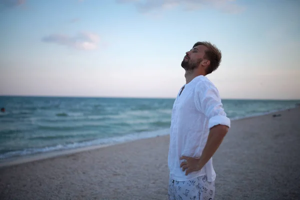 Joven Para Playa Relaja Medita Sobre Fondo Del Mar Cielo — Foto de Stock