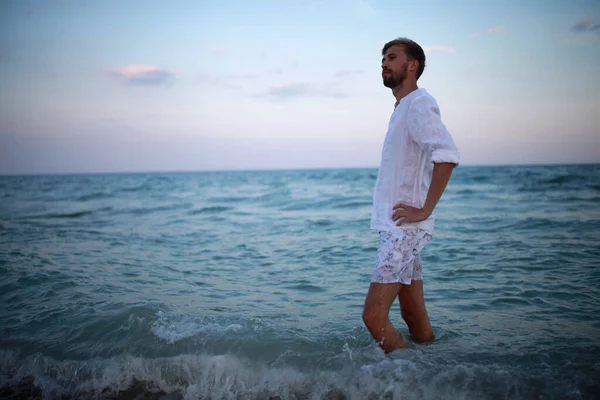 Joven Hombre Pensativo Para Agua Playa Contra Mar Cielo Fondo — Foto de Stock
