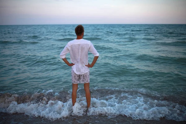 Joven Para Agua Playa Mira Profundamente Pensamiento Mar Por Noche — Foto de Stock