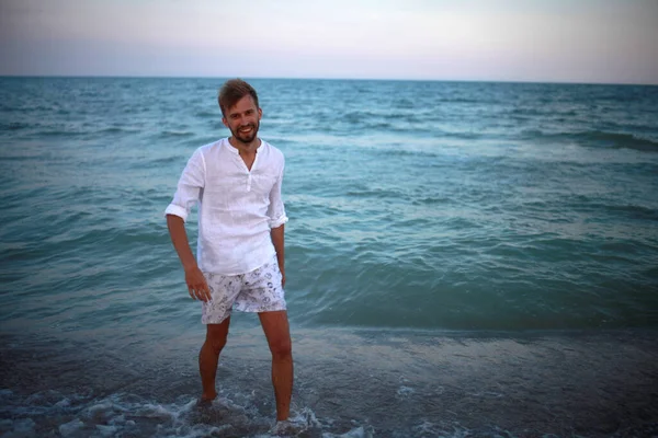 Joven Hombre Sonriente Camina Agua Playa Contra Mar Cielo Fondo — Foto de Stock