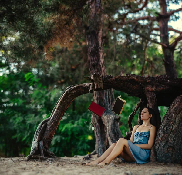 Νεαρή Γυναίκα Κάθεται Στο Δάσος Και Διαβάζει Πετάει Και Αιωρείται — Φωτογραφία Αρχείου
