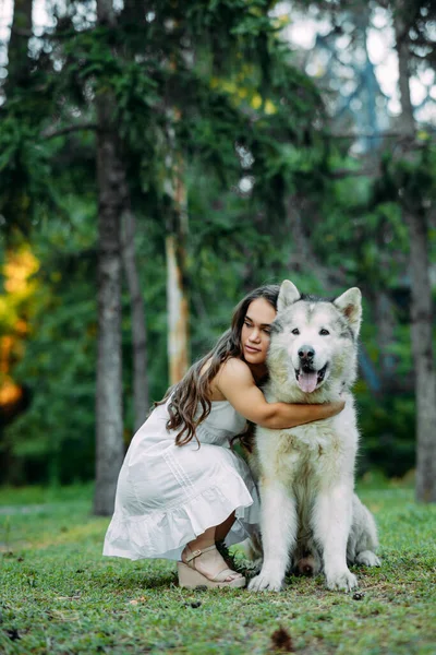 Doğuştan Hastalıklı Genç Bir Kadın Parkta Yürürken Malamute Köpeğini Kucaklıyor — Stok fotoğraf