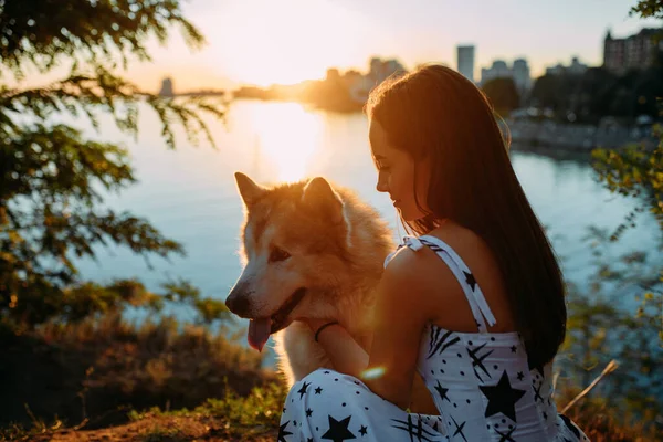 Mujer Joven Juega Con Perro Malamute Parque Contra Fondo Del — Foto de Stock