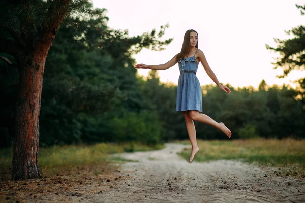 Mujer Joven Levita Bosque Pinos Aire Sobre Suelo — Foto de Stock
