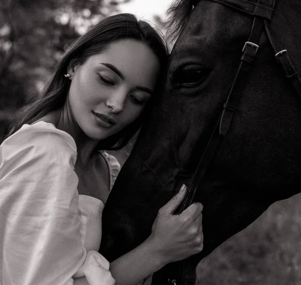 Νεαρή Γυναίκα Αγκαλιάζει Κεφάλι Του Αλόγου Στο Λιβάδι Ασπρόμαυρο Πορτρέτο — Φωτογραφία Αρχείου