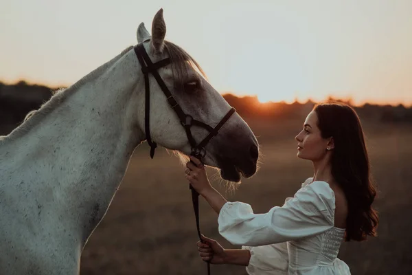 Retrato Jovem Perto Cavalo Branco Pasto Pôr Sol — Fotografia de Stock