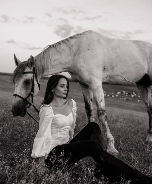 Joven Mujer Pensativa Sienta Cerca Caballo Gris Pasto Negro Ans — Foto de Stock