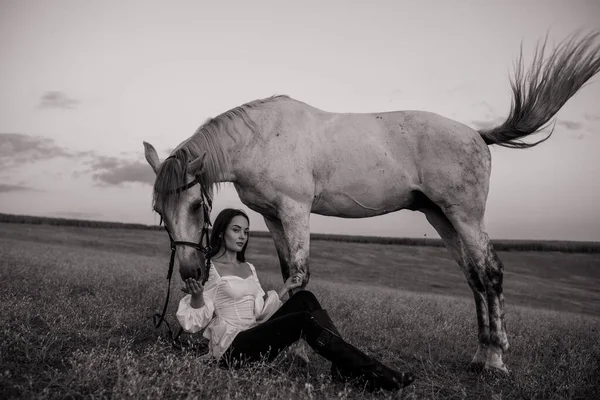 Joven Mujer Pensativa Sienta Cerca Caballo Gris Pasto Negro Ans — Foto de Stock