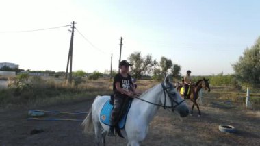 Binicilik kulübünde at sırtında dört atlı kadın..