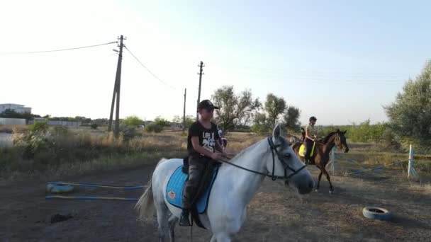 Vier Reiterinnen Reiten Pferdekoppel Des Reitvereins — Stockvideo