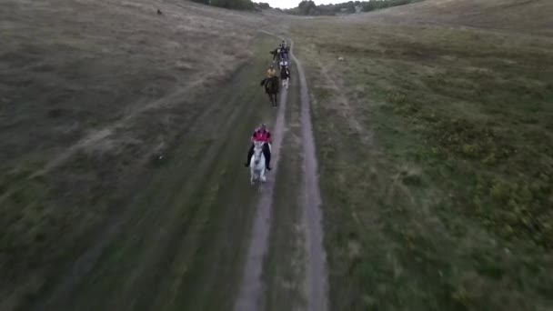 Cavaleiros Galopam Cavalo Longo Uma Estrada Terra Entre Colinas Vista — Vídeo de Stock