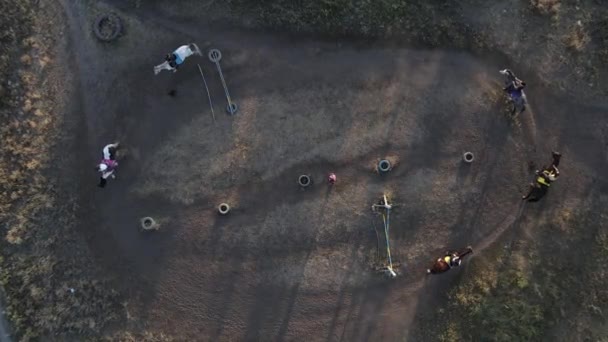 Jezdeckém Klubu Jezdí Pět Jezdkyň Koních Blíží Pohled Dronu Přímo — Stock video