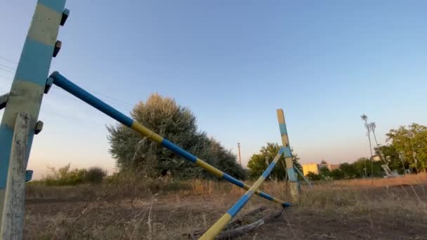 Hestekvinde Tog Rider Hesteryg Overvinder Hindring Paddock Ridning Klub Nærbillede – Stock-video