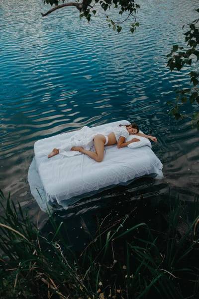 Jonge Vrouw Slaapt Een Matras Drijvend Het Water Met Wit — Stockfoto