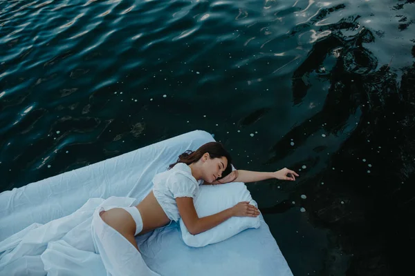 Młoda Kobieta Śpi Materacu Pływającym Wodzie Białą Pościelą Widok Góry — Zdjęcie stockowe