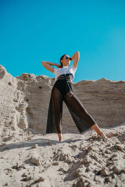 Pretty Woman Poses Sand Canyon Background Rocks Blue Sky — Stock Photo, Image