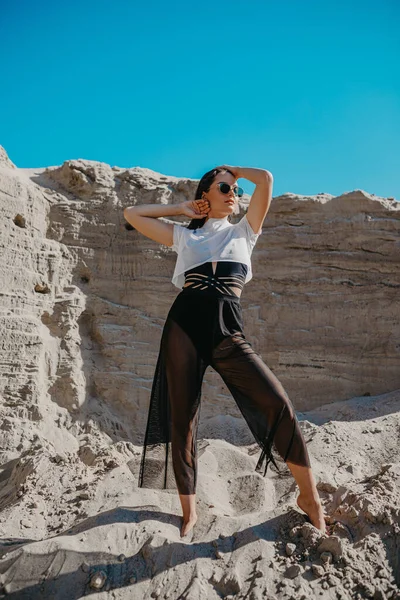 Pretty Woman Poses Sand Canyon Background Rocks Blue Sky — Stock Photo, Image