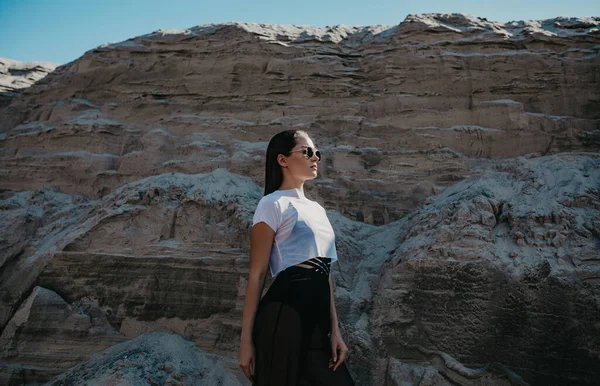 Pretty Woman Sunglasses Poses Canyon Background Rocks — Stock Photo, Image