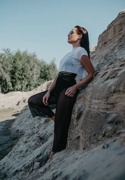 Mulher Bonita Óculos Sol Posa Canyon Contra Fundo Rochas Céu — Fotografia de Stock