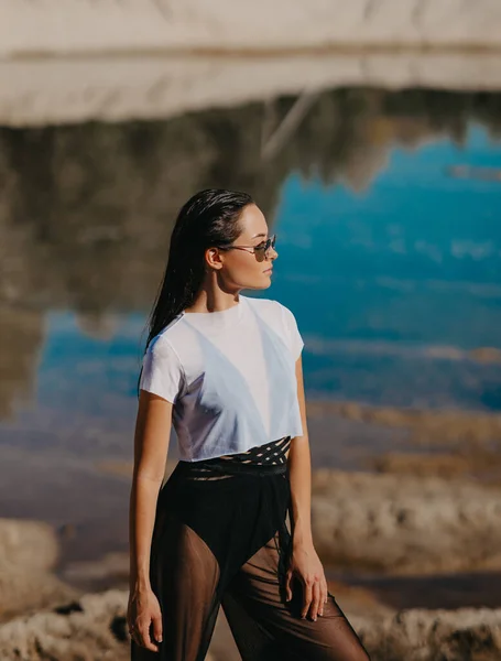 Mulher Bonita Óculos Sol Posa Praia Areia Perto Água — Fotografia de Stock