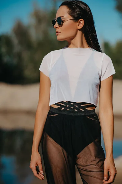 Jolie Femme Lunettes Soleil Pose Sur Plage Près Eau Contre — Photo