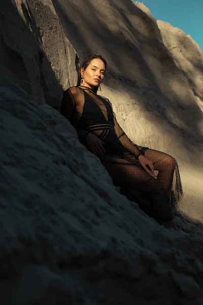 Hübsche Frau Schwarzen Transparenten Kleid Posiert Sandschlucht — Stockfoto