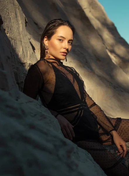 Hezká Žena Černé Průhledné Šaty Pózuje Písku Kaňonu — Stock fotografie