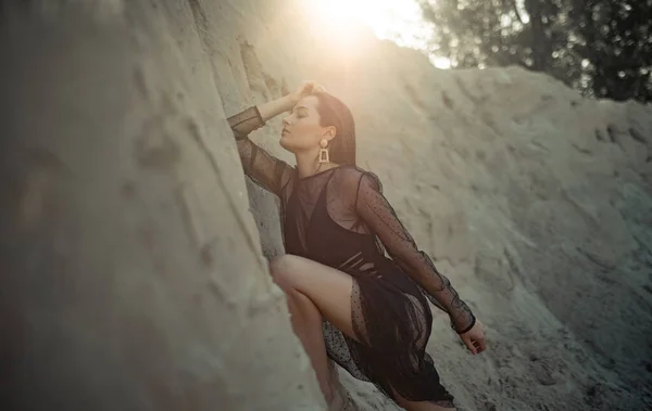 Mulher Bonita Preto Vestido Transparente Posa Desfiladeiro Areia Retroiluminado — Fotografia de Stock