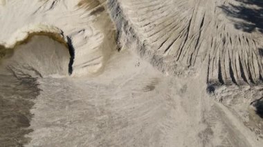 Kumda lastik izleri olan kum ocağına insansız hava aracı görüntüsü. Kum madenciliği endüstrisi.