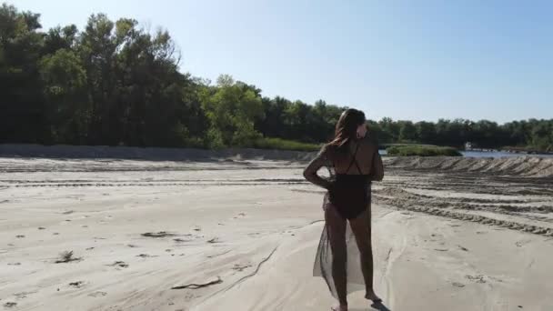 Mooie Vrouw Zwart Transparant Jurk Poses Blootsvoets Zand Steengroeve — Stockvideo