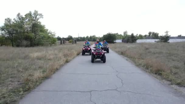 Tres Hombres Quads Hombre Una Moto Carreras Una Carretera Medio — Vídeo de stock