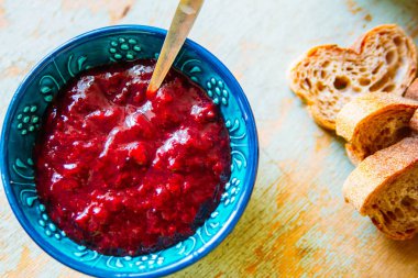 Mavi bir Türk seramik kase pembe parlak erik reçeli