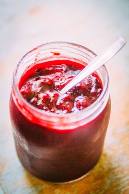 Pembe parlak erik reçeli bir kavanoz içinde