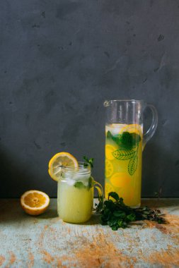 Bir kavanoza tablo ve beton zemin üzerine nane taze soğuk ve parlak limonata