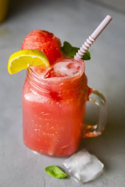 Taze soğuk ve parlak karpuz limonata bir kavanoz içinde