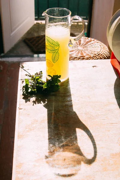 Fresca Limonata Fredda Luminosa Con Menta Barattolo Sul Tavolo Fondo — Foto Stock