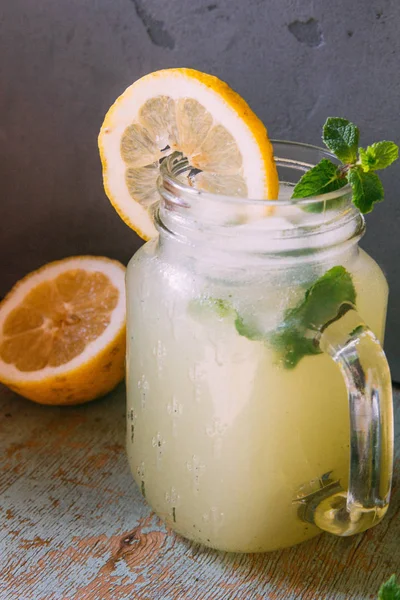 Frische Kalte Und Helle Limonade Mit Minze Glas Auf Dem — Stockfoto