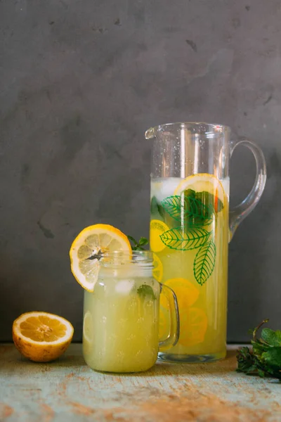 Frische Kalte Und Helle Limonade Mit Minze Glas Auf Dem — Stockfoto