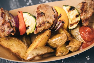 Kavrulmuş et ve sebze taco ahşap arka plan. Meksika mutfağı aperatifler, ticari mutfak Fast Food